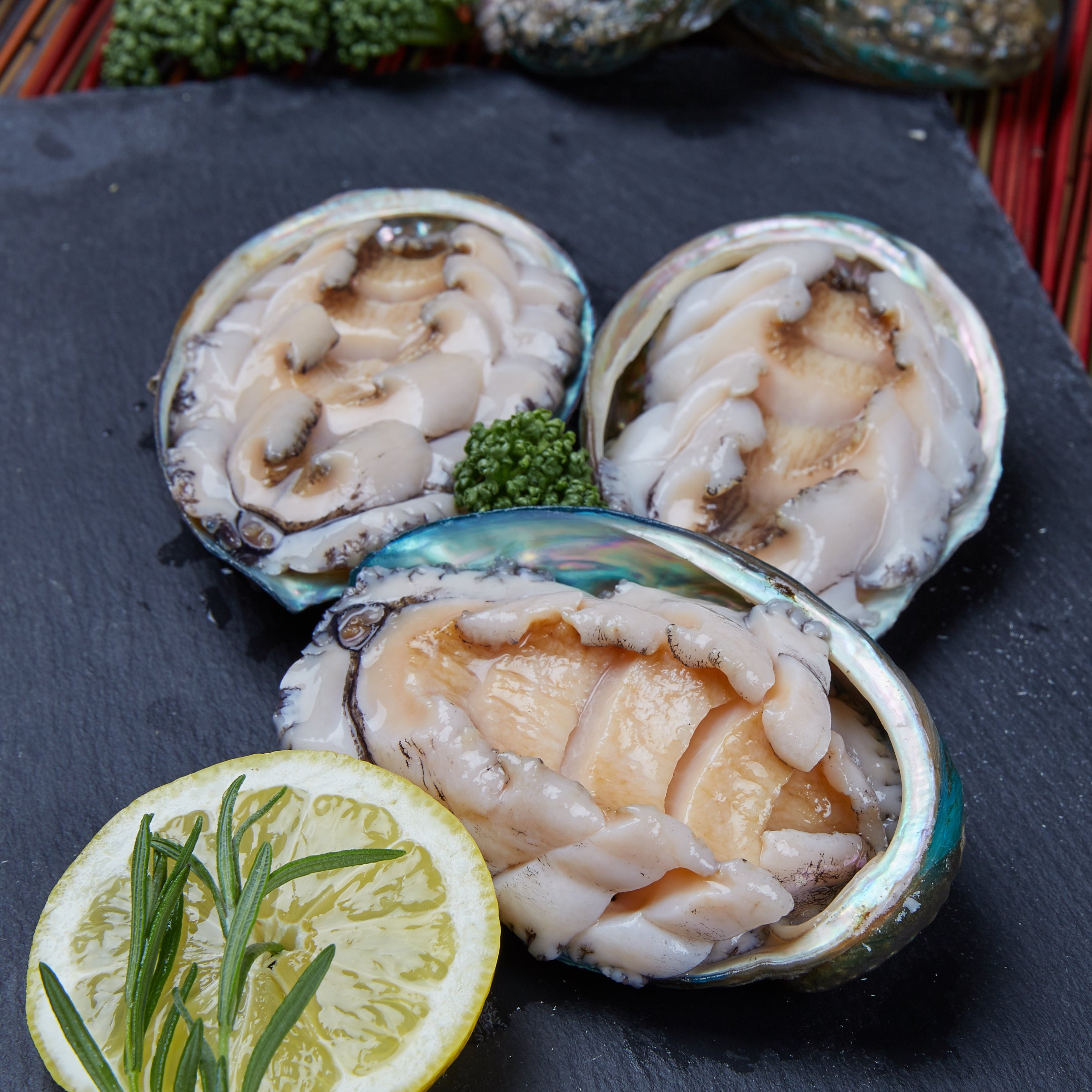 Sashimi Grade Steamed Abalone from Korea (사시미그레이드 완도 특대전복회 (12-13미)